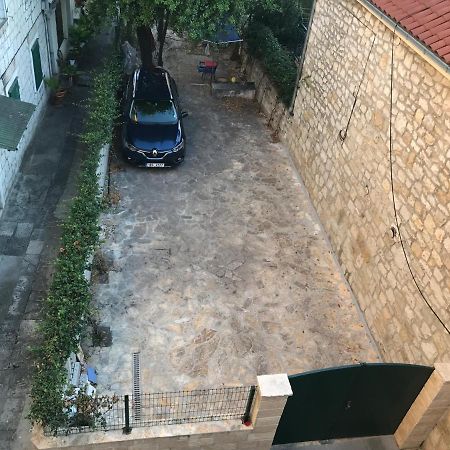 Studio In The Top Center Split Exterior foto