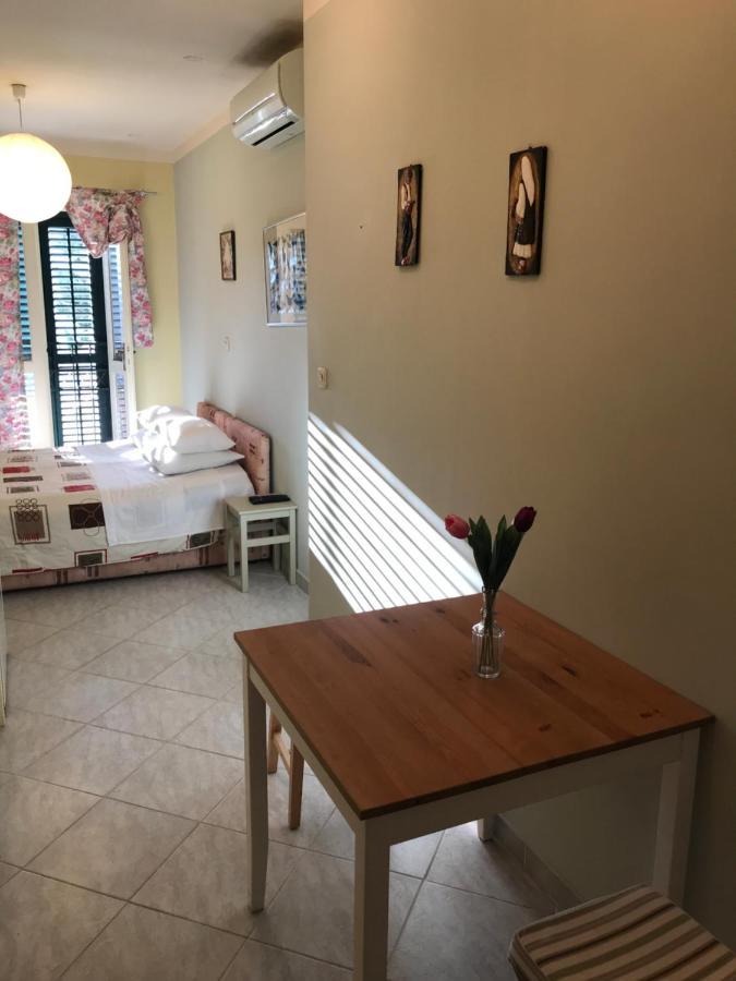 Studio In The Top Center Split Exterior foto